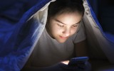 Guardare la tv o smartphone al buio prima di andare al letto, sonno compromesso per i ragazzi
